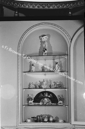 DUNSANY CASTLE   WALL NICHE WITH PORCELAIN DISPLAY